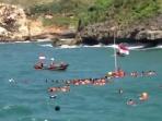 detik-detik-pengibaran-bendera-di-tengah-laut_20160817_175955.jpg