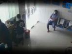 detik-detik-pria-pukul-kepala-perawat.jpg