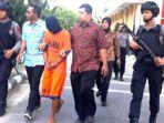 devit-purbianto-dengan-kawalan-petugas.jpg