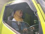 devita-wati-22-saat-mengendarai-truk-di-sa.jpg