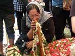 dewi-irawan-di-makam-ibunda2.jpg