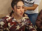 dewi-perssik-dilabrak-ibu-ibu.jpg