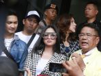 dewi-perssik-laporkan-keponakan-ke-polda-metro-jaya_20181105_185610.jpg