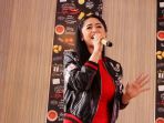 dewi-perssik-launching-album-semua-karena-cinta_20170413_200356.jpg