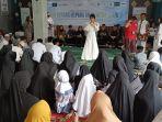 dewi-perssik-saat-menghibur-anak-yatim.jpg