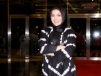 dewi-sandra-hadiri-konser-tunggal-bcl_20170302_105353.jpg