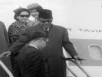 dewi-soekarno-turun-dari-pesawat_20180810_113331.jpg