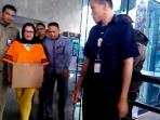 dewie-yasin-limpo-dibawa-kpk-yes_20151023_095311.jpg