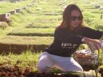 dhea-annisa-atau-dhea-imut-ketika-mengunjungi-pusara-makam-mendiang-ayahnya_20160807_161030.jpg