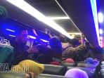 di-dalam-bus-pun-penumpang-berjubel_20170831_231123.jpg