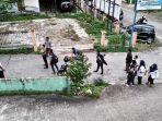 di-jalan-dahlia-sesaat-setelah-kabur-dari-tahanan-polsek-samarinda-kota-senin-26112018.jpg
