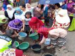 di-kabupaten-garut-ratusan-warga-kampung-babakan-panjang-de_20180813_194509.jpg