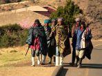 di-lesotho-penduduknya-gemar-mengenakan-selimut-yang-disebut-basotho.jpg