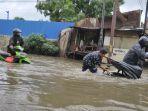 di-lokasi-anak-anak-turut-membantu-para-pemotor-yang-mendorong-kendaraanny.jpg