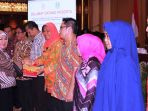 diah-natalisa-dalam-pengarahan-pada-sosialisasi-kipp-di-surabaya-kamis-2222018_20180223_003603.jpg