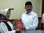 diah-natalisa-menyerahkan-buku-top-40_20180315_004727.jpg