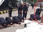 diam-diam-warga-berikan-alas-salat-untuk-personel-brimob-yang-beribadah-saat-amankan-aksi-22-mei.jpg