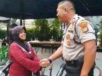 dian-islamiyati-di-mapolda-metro-jaya-saat-bersalaman-dengan.jpg