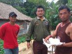 dian-menunjukkan-benda-temuannya-yang-diduga-muntahan-ikan-paus.jpg