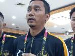 dicky-dwi-haryo-bersama-pemainnya-piat-supriatna-saat-diwawancarai.jpg