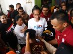 didampingi-ibu-negara-presiden-jokowi-blusukan-ke-pasar-kendari_20190303_162128.jpg