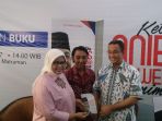 didampingi-istrinya-anies-baswedan-meluncurkan-buku_20170203_200957.jpg