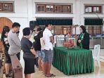 didampingi-suami-dan-istri-sah-pasangan-selingkuh-ini-dibawa-ke-gereja-untuk-didoakan-pendeta.jpg