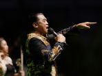 didi-kempot-ajak-goyang-penonton-festival-berdendang-bergoyang_20200202_154711.jpg