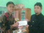 didi-khomsa-prasetyana-saat-terima-bantuan-dari-yayasan-jumat-barokah-banjarnegara.jpg