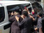 didi-mahardika-melihat-jenazah-ibunya-rachmawati.jpg