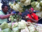 didi-penjual-kulit-ketupat-lebaran-musiman_20190604_060440.jpg