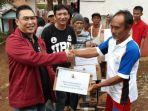 didik-suhariyanto-menyerahkan-bantuan.jpg