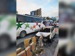 diduga-ngebut-mobil-tabrak-beton-pembatas-jalan-hangus-terbakar-di-dekat-pintu-tol-karawang-barat.jpg