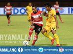 diego-assis-pemain-madura-united-saat-berhadapan-dengan-pemain-semen-padang.jpg