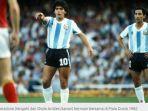 diego-maradona-tengah-dan-ossie-ardiles-kanan-bermain-bersama-di-piala-dunia-1982.jpg