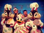diego-simeone-n-carla-at-disneyland_20141123_102853.jpg
