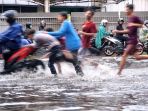 diguyur-hujan-jalan-kopo-citarip-kota-bandung-tergenang_20231024_201838.jpg