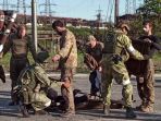 dikepung-rusia-265-tentara-ukraina-menyerah-di-azovstal_20220519_173133.jpg