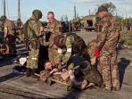 dikepung-rusia-265-tentara-ukraina-menyerah-di-azovstal_20220519_174123.jpg