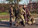 dikepung-rusia-265-tentara-ukraina-menyerah-di-azovstal_20220519_174429.jpg