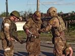 dikepung-rusia-265-tentara-ukraina-menyerah-di-azovstal_20220519_174626.jpg