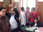 dimas-kanjeng-disumpah-sebelum-bersaksi-di-pengadilan-negeri-surabaya_20170316_060741.jpg