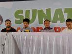 dimas-seto-nomor-2-dari-kiri-dkk-sunat-bareng-riko.jpg