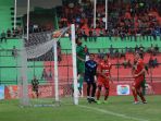 dimas-sumantri-berusaha-halau-bola-serangan-arema-fc_20170410_145404.jpg