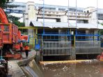 dinas-kebersihan-dki-jakarta-bersiga-di-pintu-air-manggarai_20210120_172611.jpg