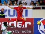 dinh-thanh-trung-rudolof-yanto-basna-timnas-indonesia-vs-vietnam_20161109_063420.jpg