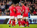 diogo-goncalves-merayakan-mencetak-gol-dengan-rekan-satu-tim-selama.jpg