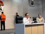 dirdik-kpk-asep-guntur-dan-tersangka-direktur-komersial-pt-marktel-budi-santika-suap-yana-mulyana.jpg
