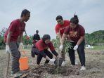direksi-akulaku-group-di-kegiatan-penanaman-pohon-di-hutan-kota-ujung-menteng-jakarta.jpg