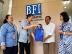 direksi-bfi-finance-layani-konsumen-di-hari-pelanggan-nasional_20190904_221420.jpg